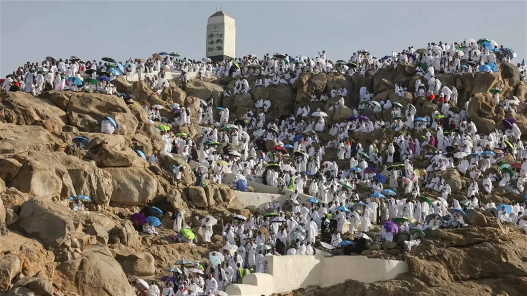 لحظات من وجود الحجاج على جبل عرفة لحظات من وجود الحجاج على جبل عرفة