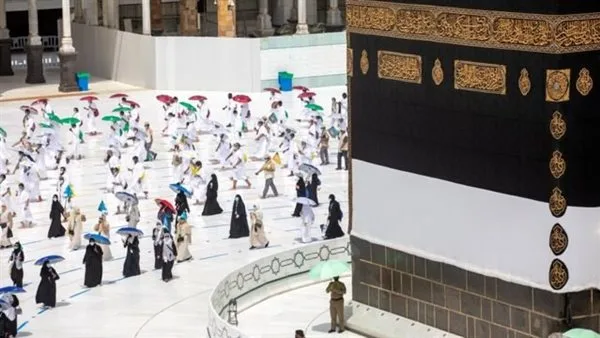 «لحظة رائعة».. تغيير كسوة الكعبة في صباح يوم عرفة «لحظة رائعة».. تغيير كسوة الكعبة في صباح يوم عرفة