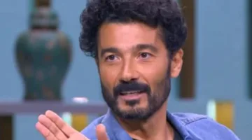 “لحظة ممتعة في الحياة”.. خالد النبوي يلتقط لحظة توقيع مجدي يعقوب لكتابه