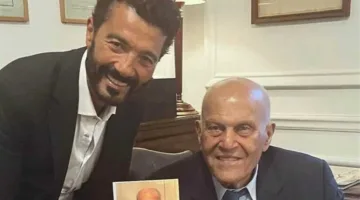 «لحظة مميزة».. خالد النبوي يؤازر مجدي يعقوب خلال حفل إطلاق كتابه (التفاصيل)