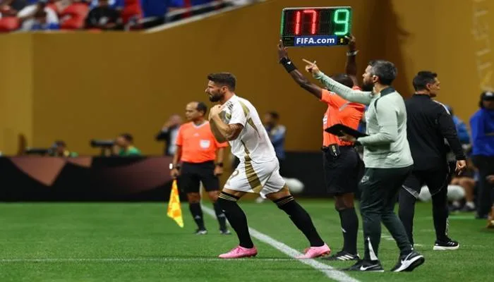 لسبب غير متوقع.. جيرو يتسبب في توقف مباراة تشيلسي ضد لوس أنجلوس (فيديو) لسبب غير متوقع.. جيرو يتسبب في توقف مباراة تشيلسي ضد لوس أنجلوس (فيديو)