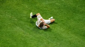 لقطة تسببت في الذعر.. إصابة رأس نجم لوس أنجلوس بين البروتوكول الاختياري واستثناء الفيفا (تقرير)