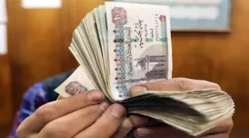 لماذا ارتفع سعر الدولار مقابل الجنيه اليوم رغم إغلاق الأسواق العالمية؟
