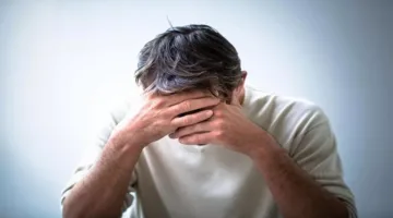 لماذا نشعر بالسلبية في بيئة العمل؟ إليك الأسباب والحلول.