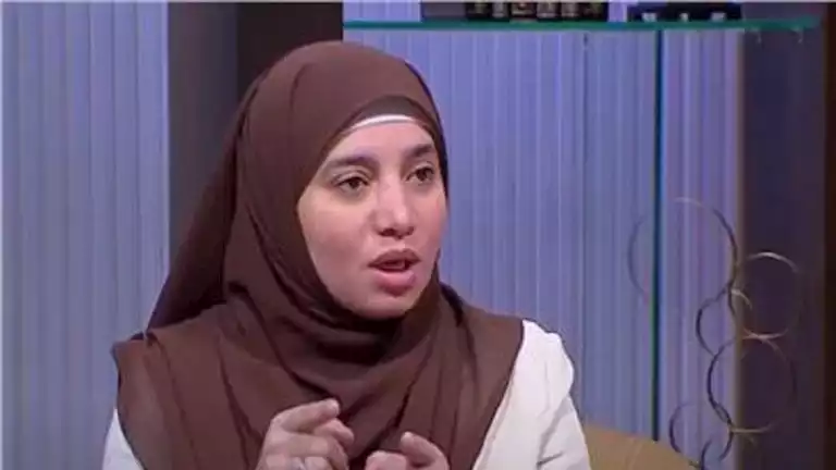 لمست الكعبة أثناء الإحرام ويداي تعطرت، فما هو الحكم؟.. عضو في مركز الأزهر يجيب