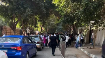 لمكافحة الغش… استخدام العصا الإلكترونية لتفتيش الطلاب عند دخول لجان امتحانات الثانوية العامة 2025.