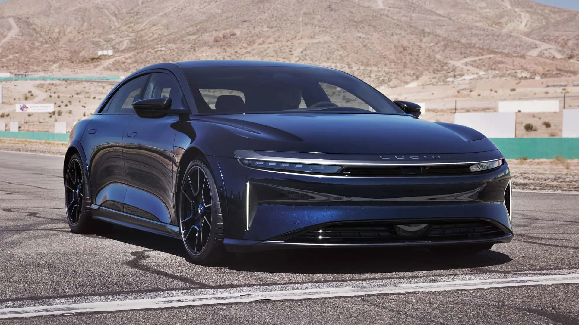 لوسيد Air Sapphire: سيارة كهربائية فاخرة بقوة 1251 حصاناً