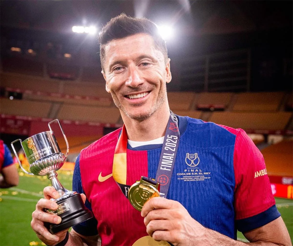 ليفاندوفسكي يحدد مصيره مع برشلونة ليفاندوفسكي يحدد مصيره مع برشلونة