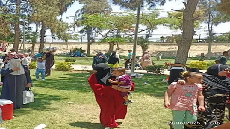 مئات الزوار يحتشدون في حدائق القناطر الخيرية خلال اليوم الرابع من عيد الأضحى مئات الزوار يحتشدون في حدائق القناطر الخيرية خلال اليوم الرابع من عيد الأضحى