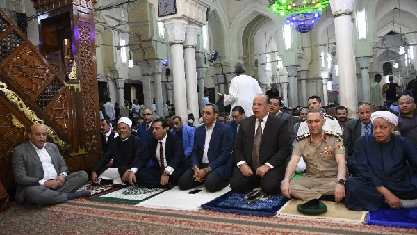 مئات المواطنين يتجمعون لأداء صلاة العيد في ساحة مسجد عبد الرحيم القنائي مئات المواطنين يتجمعون لأداء صلاة العيد في ساحة مسجد عبد الرحيم القنائي