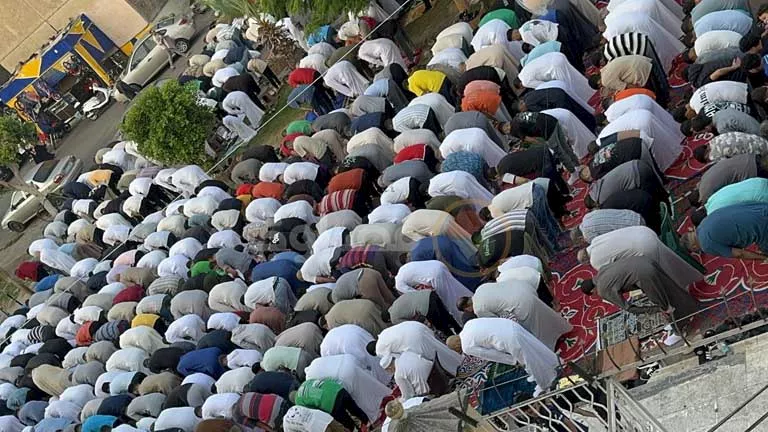 مئات من المصلين يحتفلون بعيد الأضحى في شوارع الإسماعيلية (صور) مئات من المصلين يحتفلون بعيد الأضحى في شوارع الإسماعيلية (صور)