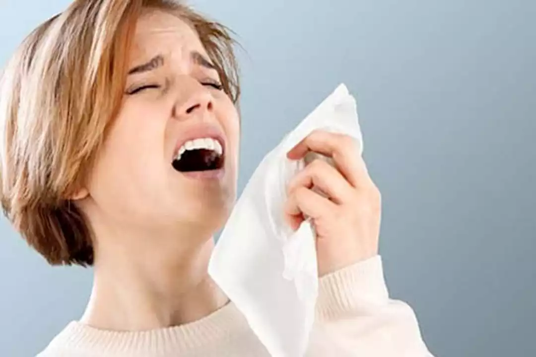 ما الذي يؤدي إلى انطلاق البول عند العطاس بقوة؟ وما هي سبل العلاج لذلك؟
