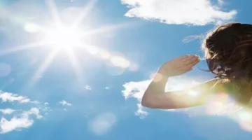 ما تأثير التعرض لأشعة الشمس خلال ساعات الذروة على جسمك؟