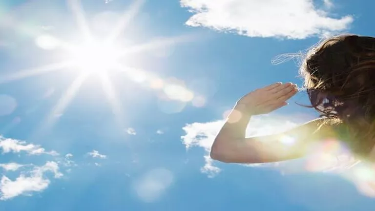 ما تأثير التعرض لأشعة الشمس خلال ساعات الذروة على جسمك؟ ما تأثير التعرض لأشعة الشمس خلال ساعات الذروة على جسمك؟