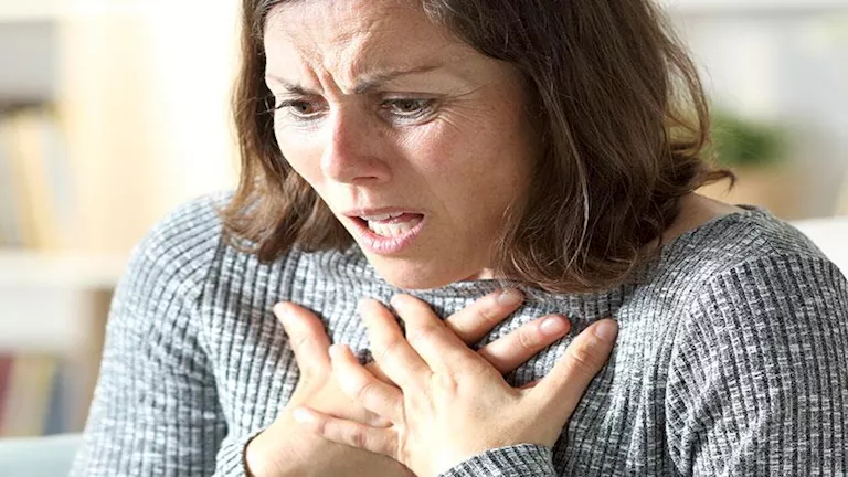 ما سبب الشعور بألم المعدة وصعوبة التنفس عند التعرض للخوف؟ ما سبب الشعور بألم المعدة وصعوبة التنفس عند التعرض للخوف؟