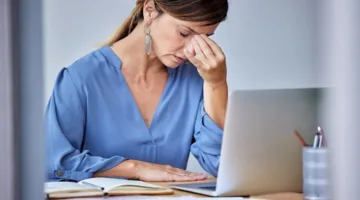 ما هي تأثيرات العمل المفرط على الدماغ؟ دراسة تكشف الحقائق