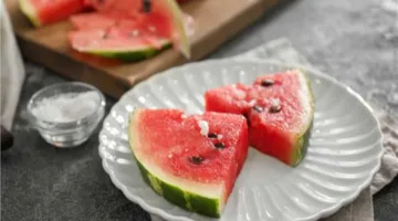 ماذا يحدث عند رش الملح على البطيخ؟ تجربة فريدة قد تُبرز نكهة لا تُنسى