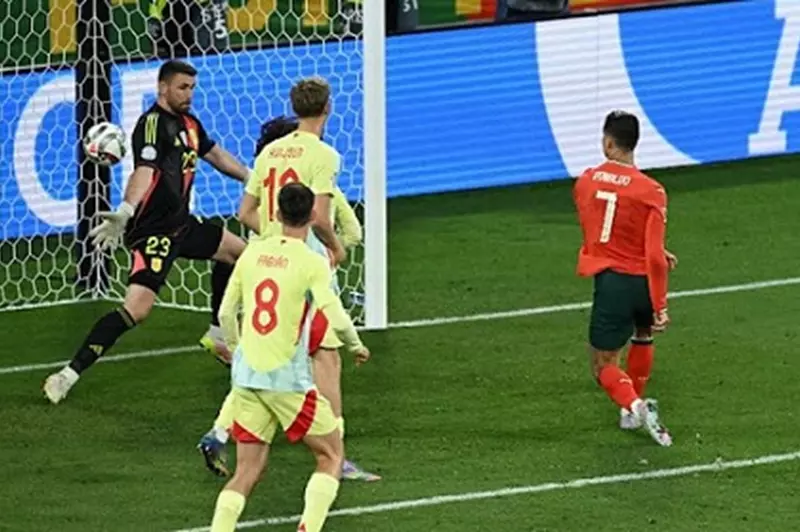 مارس شغفه المفضل.. رونالدو يسجل هدفًا أمام إسبانيا في دوري أمم أوروبا (فيديو) مارس شغفه المفضل.. رونالدو يسجل هدفًا أمام إسبانيا في دوري أمم أوروبا (فيديو)