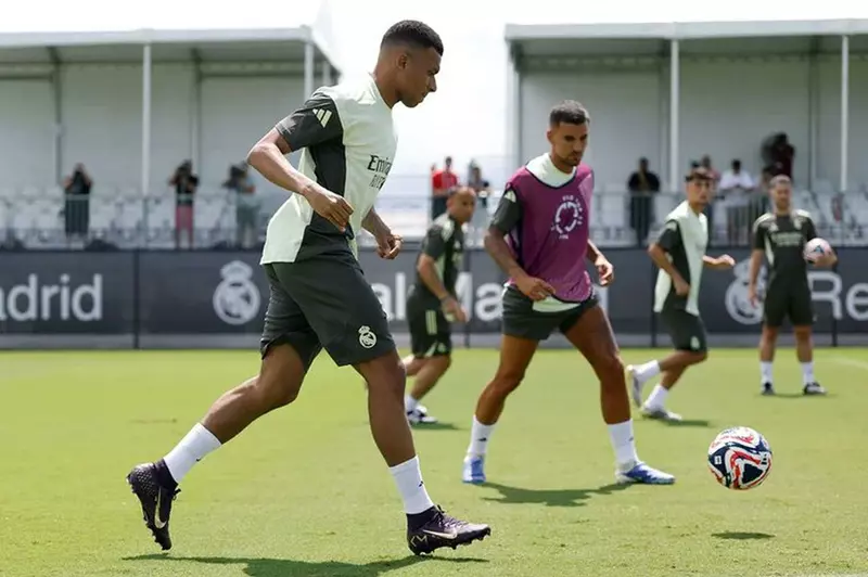 مبابي يباشر تدريبات ريال مدريد استعدادًا لأول مشاركة له في المونديال مبابي يباشر تدريبات ريال مدريد استعدادًا لأول مشاركة له في المونديال