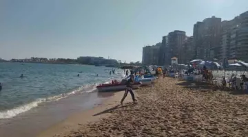 متوسط الحركة السياحية على شواطئ الإسكندرية في اليوم الثاني من عيد الأضحى (صور)