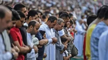 متى يبدأ وقت صلاة العيد يوم الجمعة في مصر وفقًا للتوقيت المحلي؟