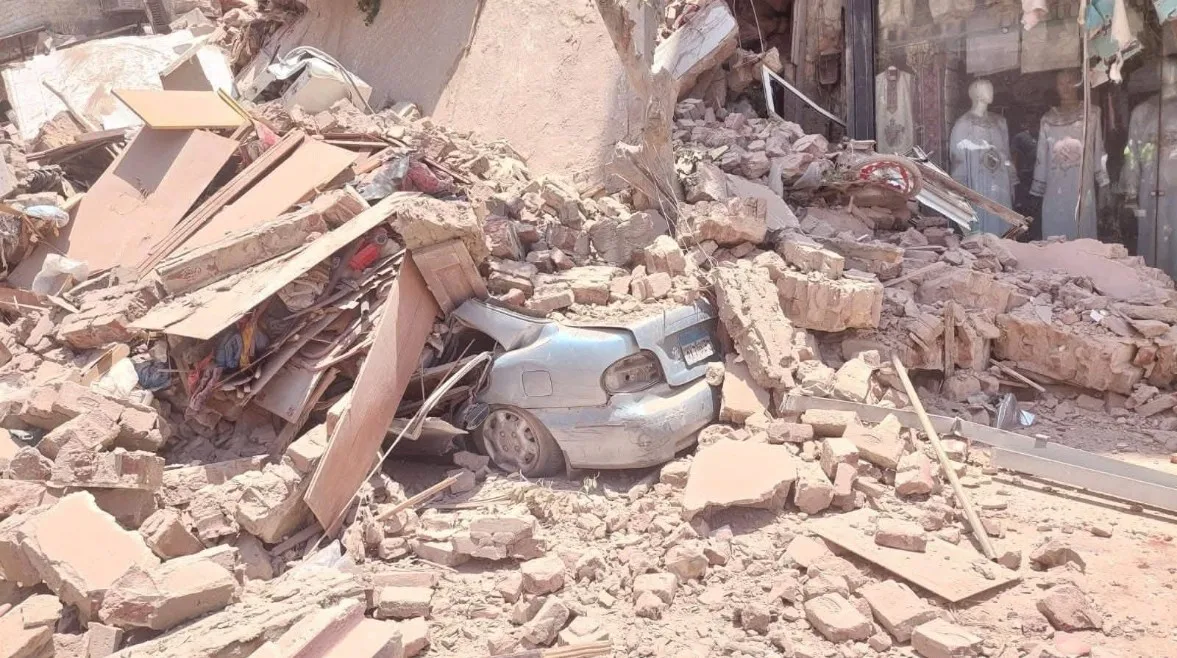 “مجاور له” .. 5 دقائق تنقذ شابًا من الموت تحت أنقاض عقار شبرا المتداعي (خاص) “مجاور له” .. 5 دقائق تنقذ شابًا من الموت تحت أنقاض عقار شبرا المتداعي (خاص)