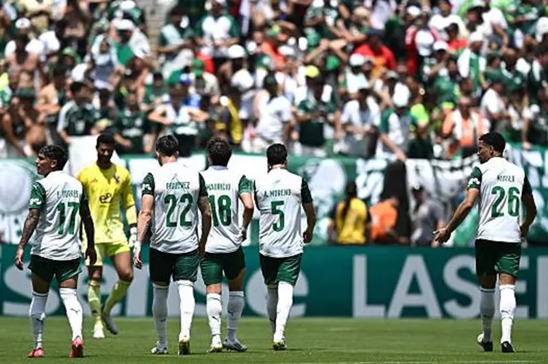 مجموعة الأهلي.. “مثال يُحتذى وحلم وأفضل فريق في العالم”.. لاعبو بالميراس يتناولون مواجهة ميسي المنتظرة. مجموعة الأهلي.. “مثال يُحتذى وحلم وأفضل فريق في العالم”.. لاعبو بالميراس يتناولون مواجهة ميسي المنتظرة.