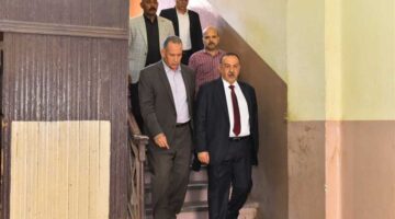 محافظ أسيوط يتفقد صحة المراقبين الذين تعرضوا لحادث انقلاب ميكروباص على الطريق الصحراوي