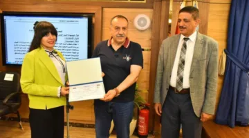 محافظ أسيوط يمنح شهادة تقدير لموظفة من ذوي الهمم بعد تكريمها من رئيس الجمهورية