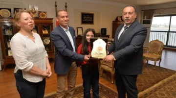 محافظ أسيوط يوزع درع المسؤولية المجتمعية على الطالبة «أنجلينا عماد» تقديراً لإنجازاتها.