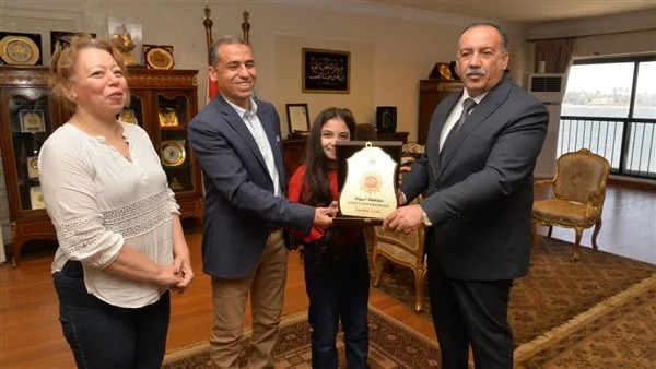 محافظ أسيوط يوزع درع المسؤولية المجتمعية على الطالبة «أنجلينا عماد» تقديراً لإنجازاتها. محافظ أسيوط يوزع درع المسؤولية المجتمعية على الطالبة «أنجلينا عماد» تقديراً لإنجازاتها.