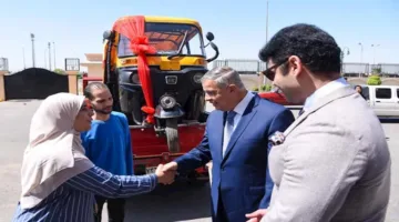 محافظ الإسكندرية يقدّم “توك توك” جديداً لسيدة تأثرت بالعاصفة