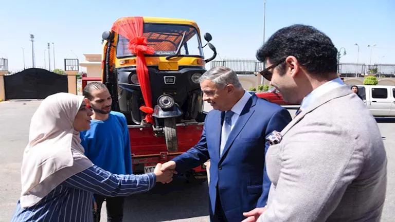 محافظ الإسكندرية يقدّم “توك توك” جديداً لسيدة تأثرت بالعاصفة محافظ الإسكندرية يقدّم “توك توك” جديداً لسيدة تأثرت بالعاصفة