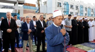 محافظ الإسماعيلية يؤدي صلاة عيد الأضحى في ساحة الملاعب المفتوحة
