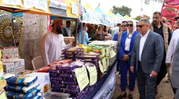 محافظ الإسماعيلية يطلق سوق اليوم الواحد في منطقة الغابة