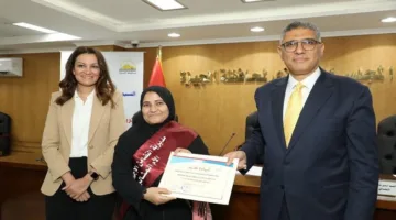 محافظ الجيزة يمنح تكريمًا لعدد من الأمهات المتميزات في المحافظة