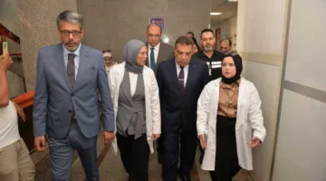 محافظ الدقهلية يزور مستشفى التأمين الصحي ويهنئ المرضى والكوادر الطبية بمناسبة عيد الأضحى