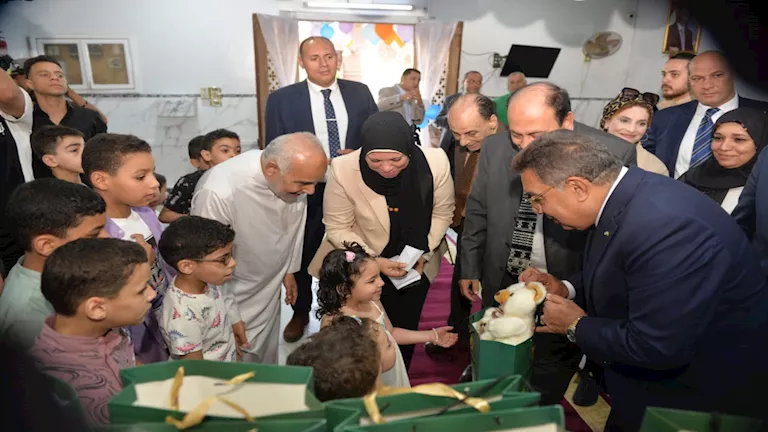 محافظ الدقهلية يقوم بزيارة الأيتام في أول أيام عيد الأضحى