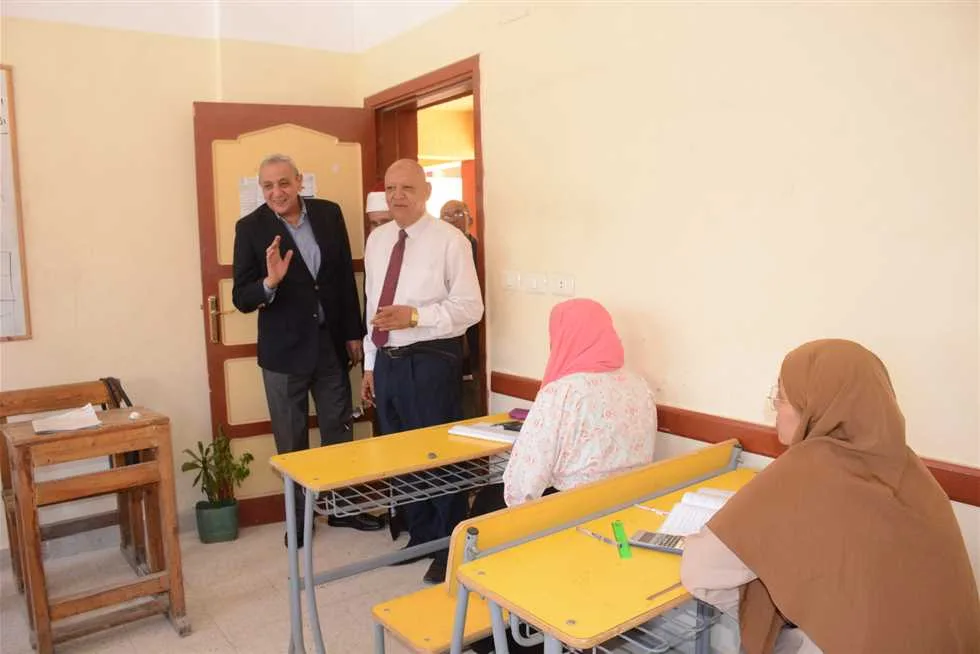 محافظ الغربية يزور امتحان الفيزياء لطلاب الشهادة الثانوية الأزهرية للتأكد من سيره بشكل منتظم محافظ الغربية يزور امتحان الفيزياء لطلاب الشهادة الثانوية الأزهرية للتأكد من سيره بشكل منتظم