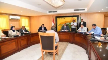 محافظ الفيوم يجتمع بالمواطنين للاستماع إلى شكاواهم وتلبية احتياجاتهم.