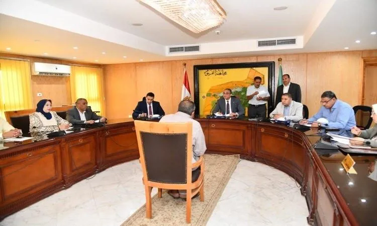 محافظ الفيوم يجتمع بالمواطنين للاستماع إلى شكاواهم وتلبية احتياجاتهم.