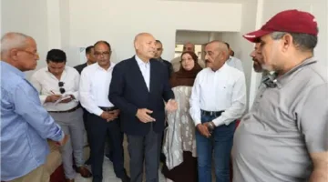 محافظ القاهرة يتفقد أربع أسر تضررت من فقدان منازلها جراء انهيار عمارتين في حدائق القبة