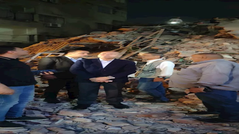محافظ القاهرة يراقب انهيار مبنى السيدة.. و3 خطوات سريعة من الجهات المعنية محافظ القاهرة يراقب انهيار مبنى السيدة.. و3 خطوات سريعة من الجهات المعنية