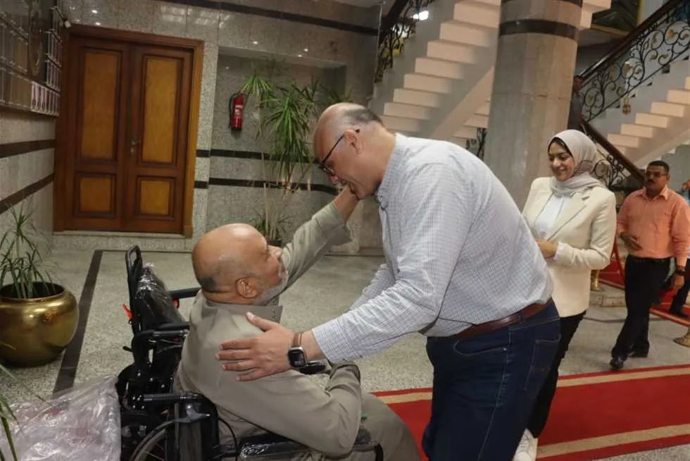 محافظ القليوبية ونائبه يقدمان كرسيًا كهربائيًا لمواطن من أصحاب الهمم محافظ القليوبية ونائبه يقدمان كرسيًا كهربائيًا لمواطن من أصحاب الهمم