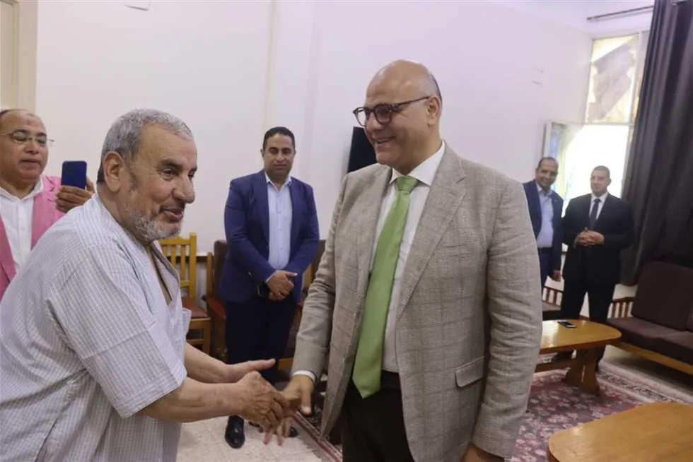محافظ القليوبية يبارك للمسنين ويهديهم الورود بمناسبة عيد الأضحى