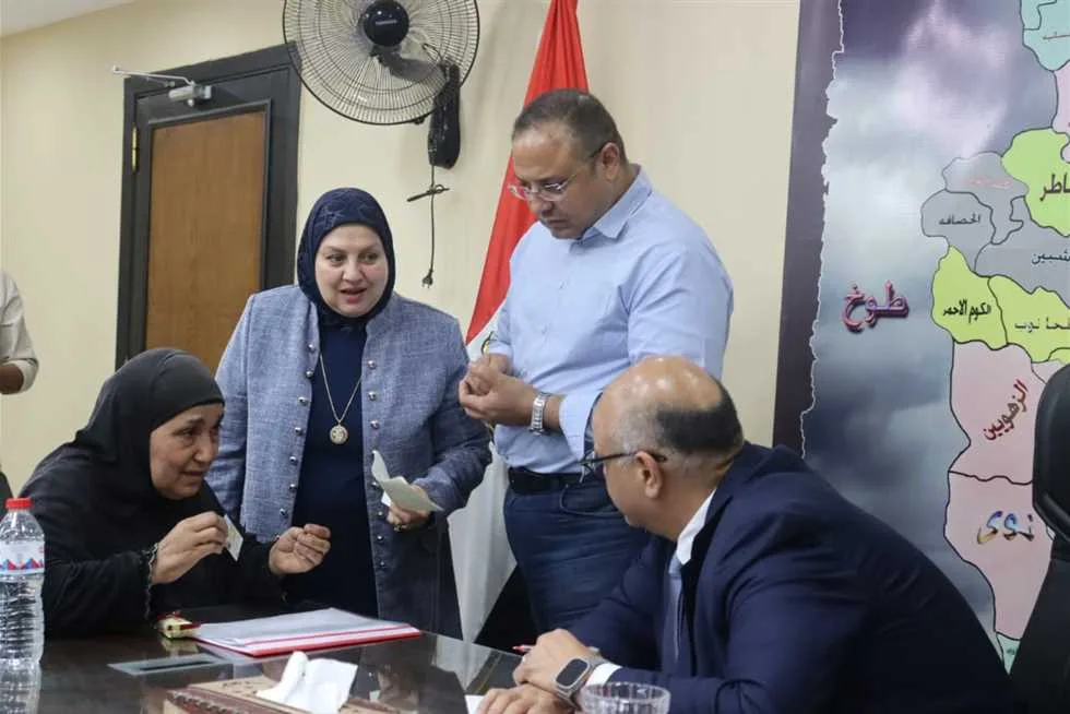 محافظ القليوبية يلتقي المواطنين في شبين القناطر محافظ القليوبية يلتقي المواطنين في شبين القناطر