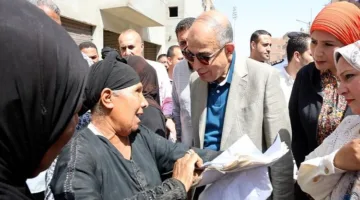 محافظ المنيا يتلقى شكاوى المواطنين ويصدر توجيهات لحلول سريعة