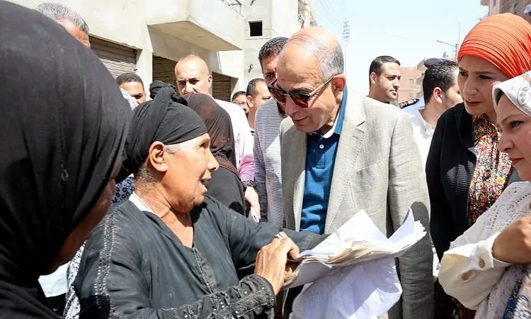 محافظ المنيا يتلقى شكاوى المواطنين ويصدر توجيهات لحلول سريعة محافظ المنيا يتلقى شكاوى المواطنين ويصدر توجيهات لحلول سريعة