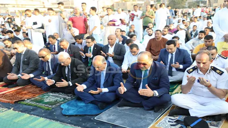 محافظ المنيا يشارك في صلاة العيد على كورنيش النيل (صور)