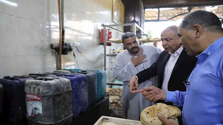 محافظ المنيا يشرف على حملة مفاجئة على المخابز ويغلق اثنين منها لعدم الالتزام – صور